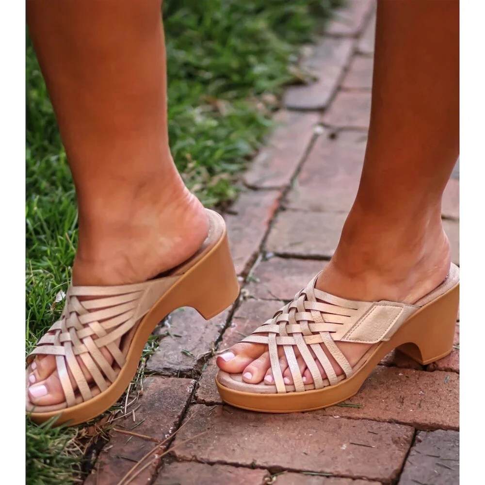 CL by Laundry Astir metallic‎ gold wedge sandal sz 9 NEW adjustable strap.